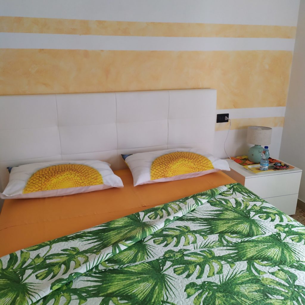 Il letto con lenzuola colorate della Camera Lemon
