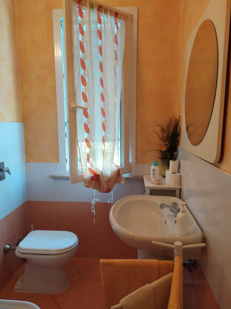 Bagno privato coloratissimo della Camera Lemon