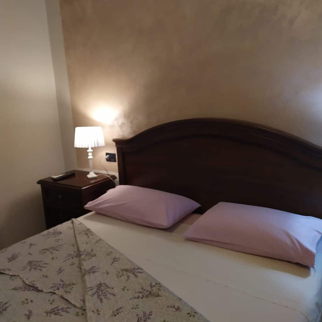 Camera Perla: stile classico con letto e comodini in legno massiccio