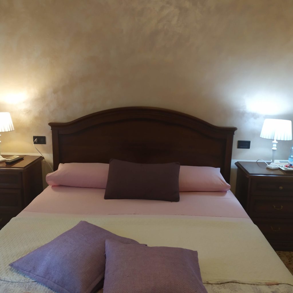 Il letto in legno massiccio della Camera Perla