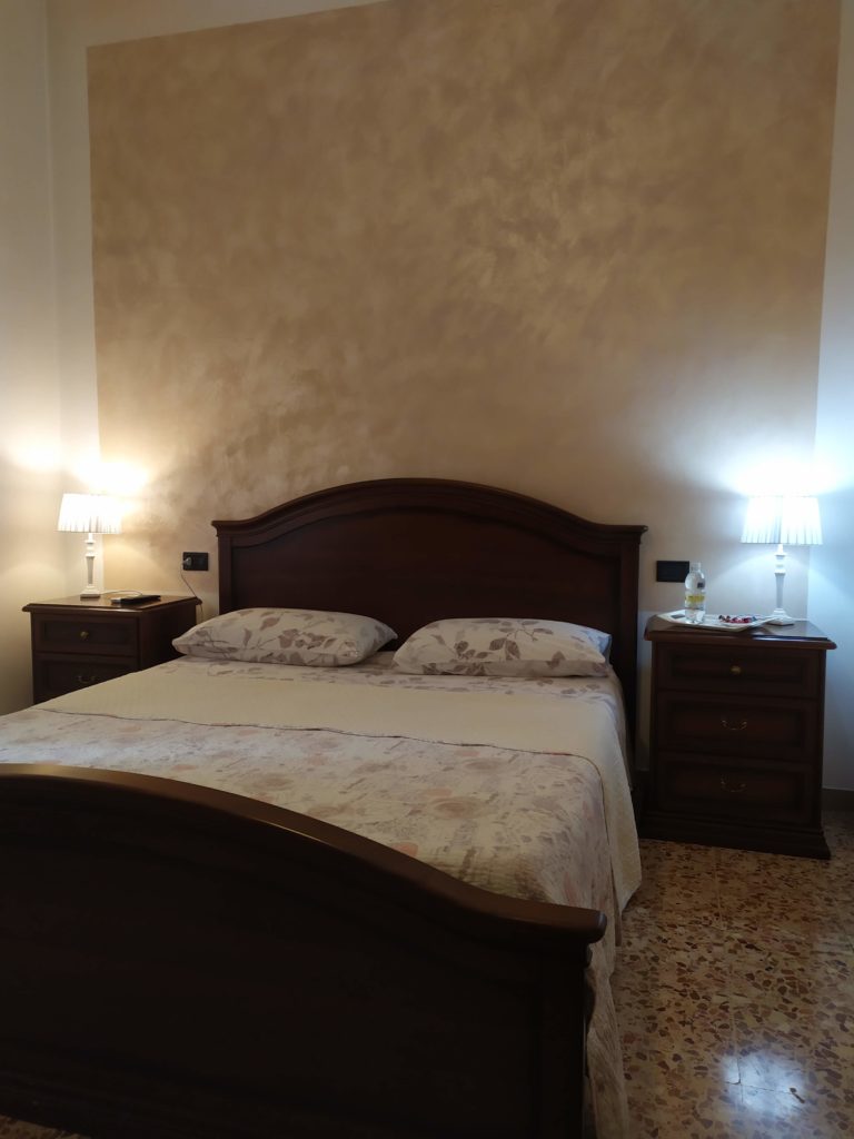 Particolare dell'arredo classico della Camera Perla