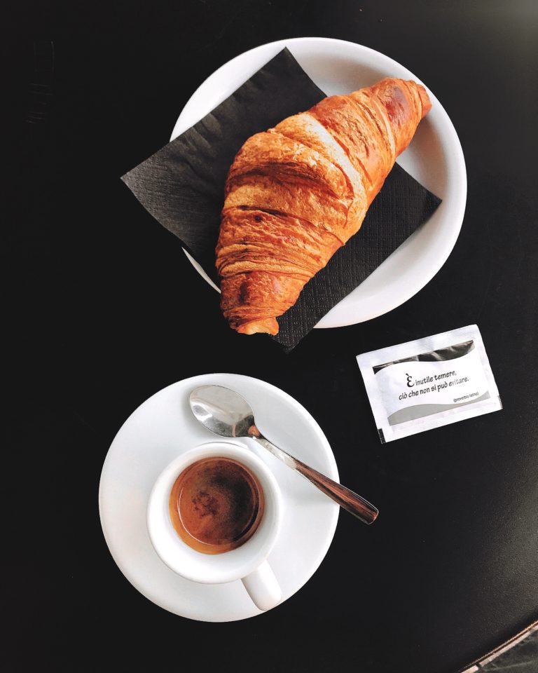 Colazione a buffet con croissant e caffè